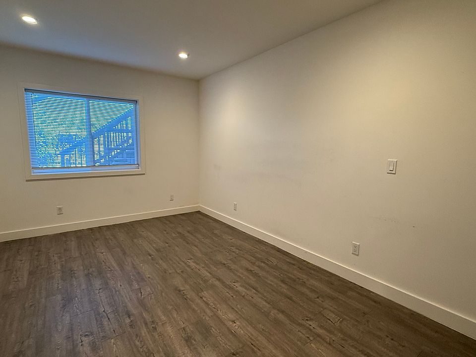 1st image of 360 Sweeny St Room A