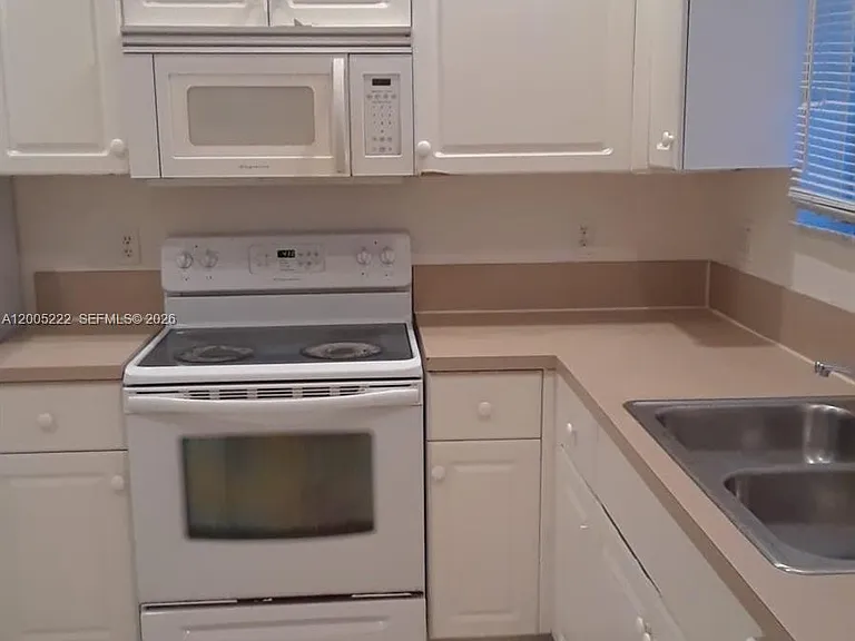 3828 SW 48th Ave #D-27 — Photo 7