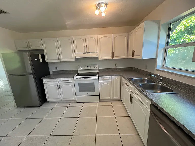1821 SW 96th Ave — Photo 7