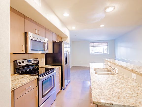 5th image of 985 16th St Unit 2C