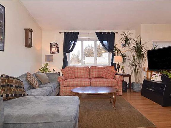 4th image of 22 Kingston Ln
