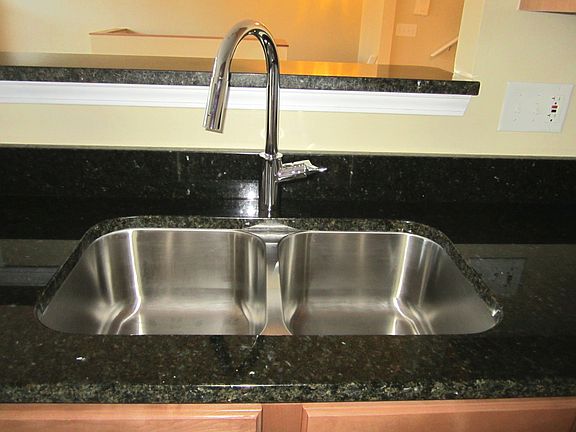 5th image of 923 Enfield Dr