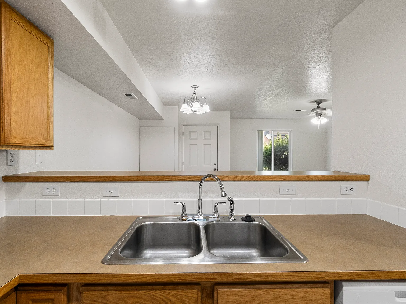 3 bed, 2.5 bath, 1350 sqft, $1,895 — Photo 4