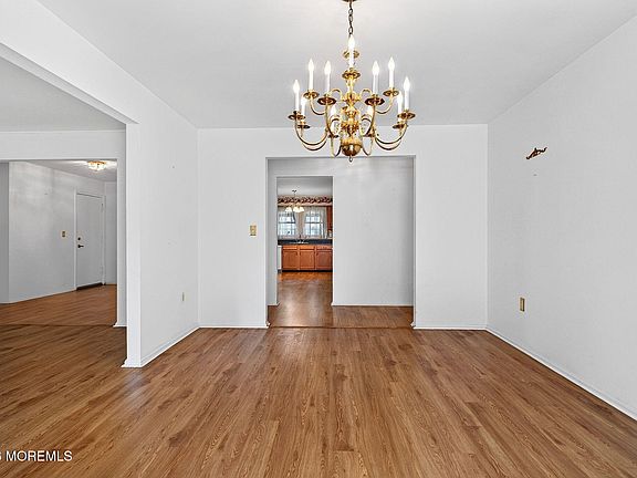 4th image of 85 Woodshill Drive N
