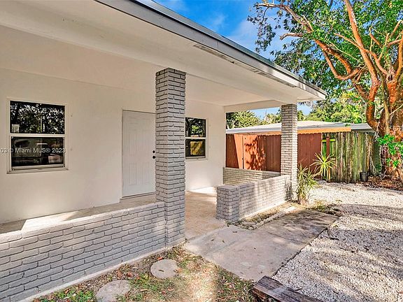 3rd image of 941 SW 29th St #2