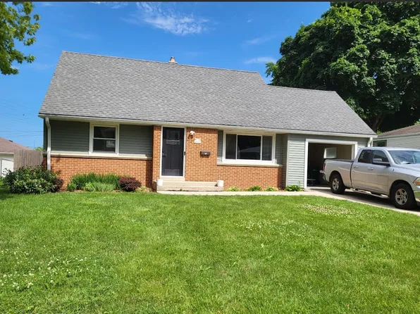 W158N9026 Charles Dr, Menomonee Falls, WI 53051
