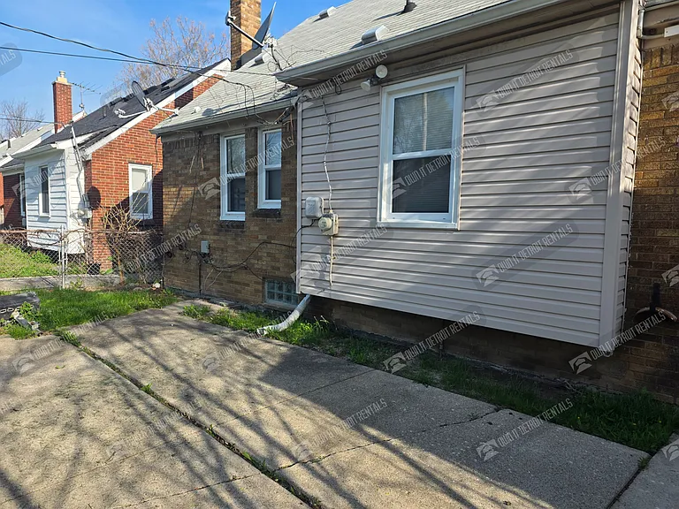 16670 Collingham Dr — Photo 4
