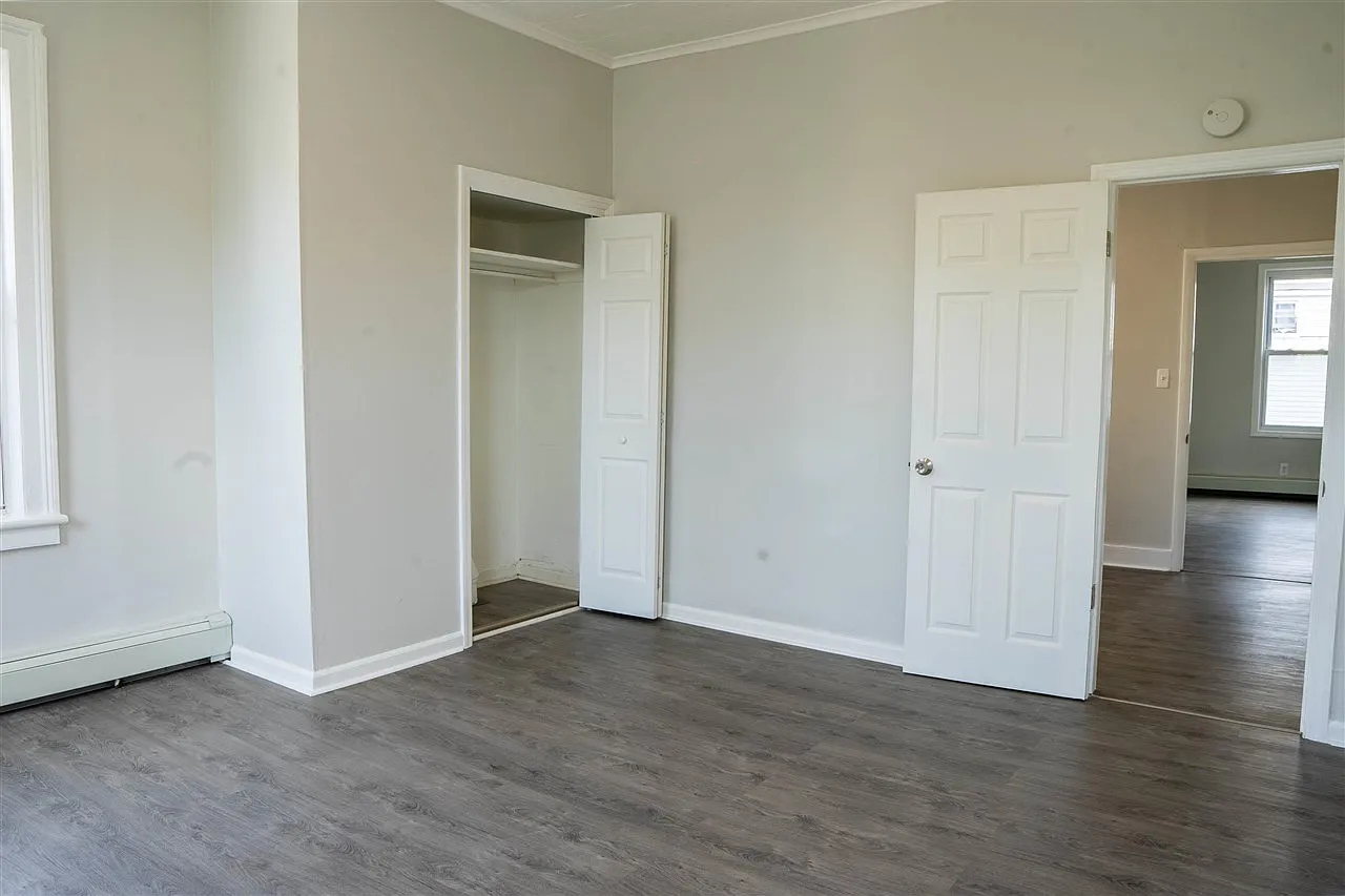 3 bed, 1.0 bath, 2000 sqft, $2,600 — Photo 4