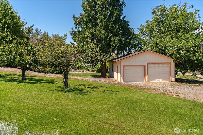 3rd image of 1310 Red Apple Road