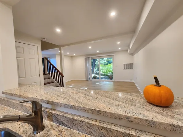 17 Beals Cove Rd APT A, Hingham, MA 02043