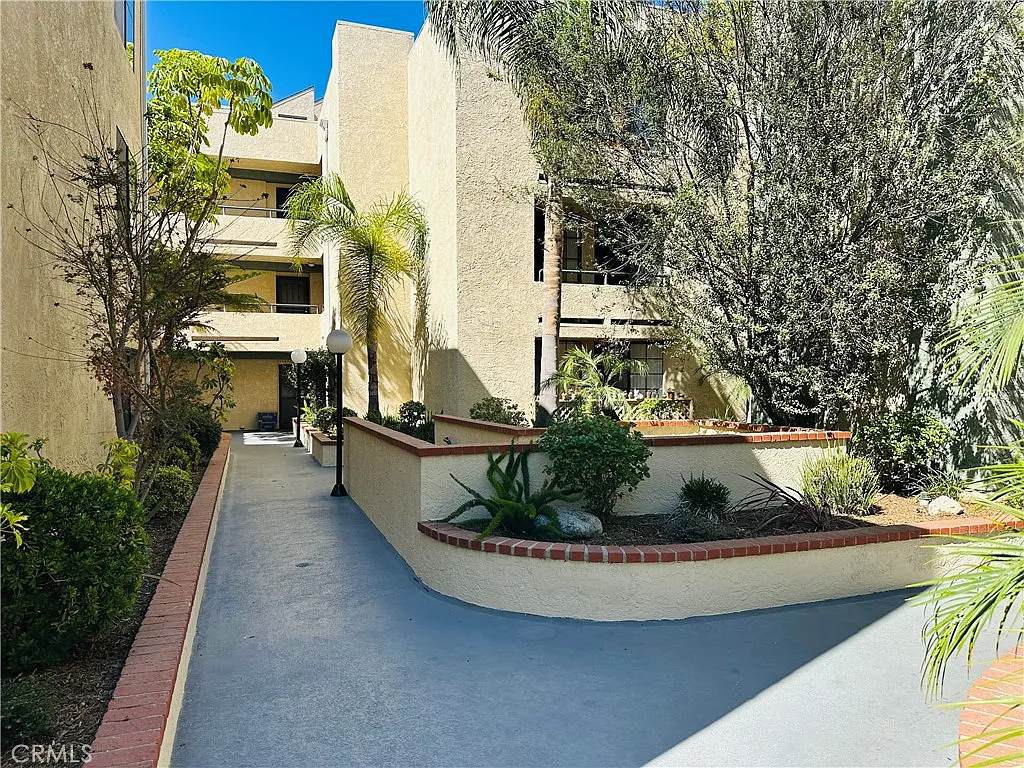 2 bed, 895 sqft, $2,600 — Photo 2