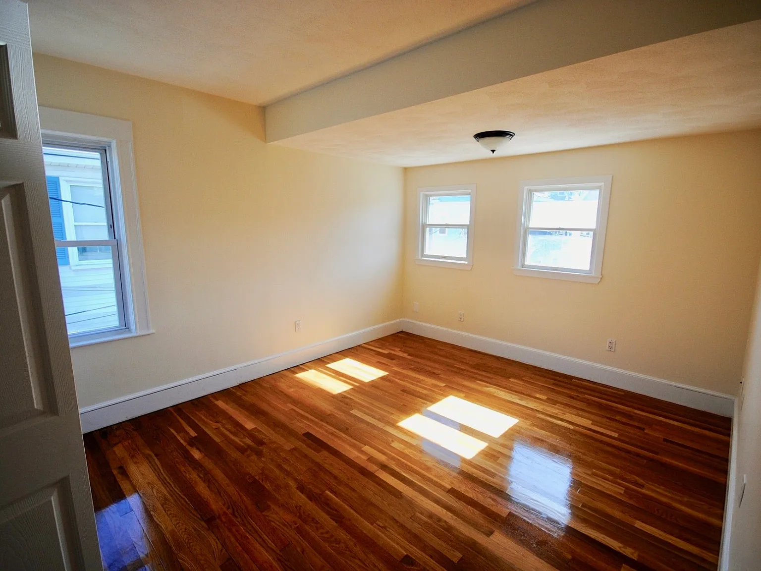 7 bed, 2300 sqft, $5,300 — Photo 2