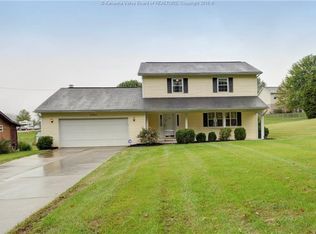 411 Green Acres Dr, Hurricane, WV 25526