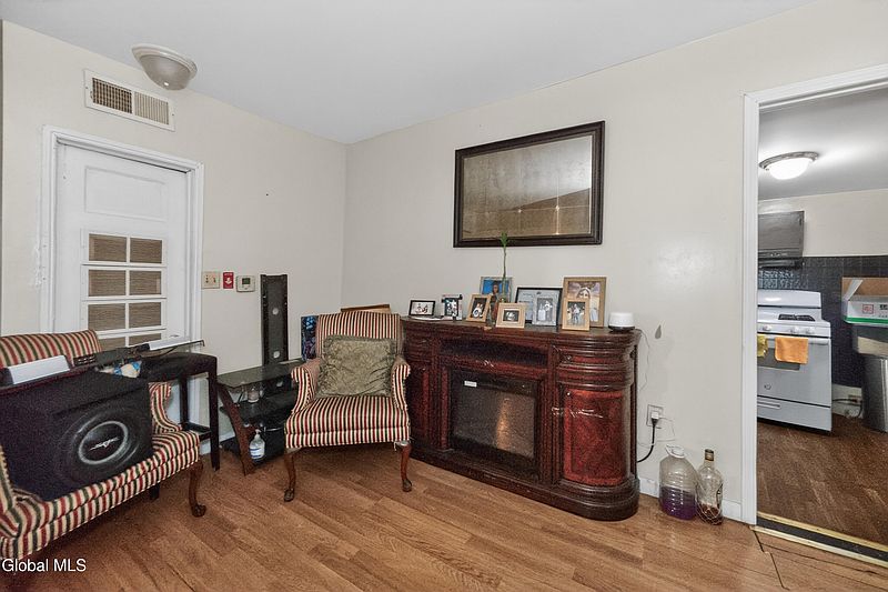 4th image of 796 Livingston Avenue