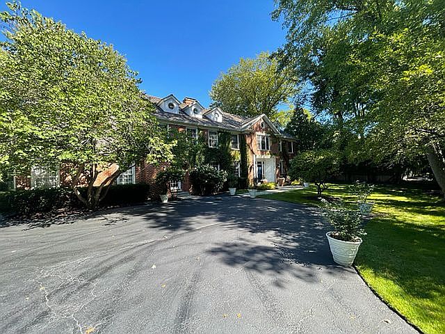 2nd image of 870 W Deerpath
