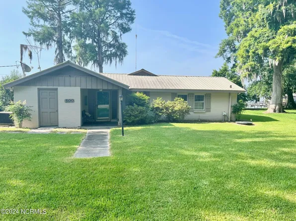 500 Canal Cove Road, Lake Waccamaw, NC 28450