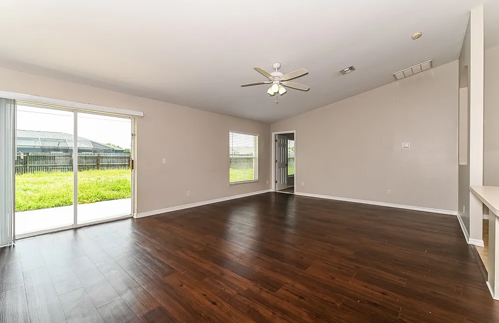 3 bed, 2.0 bath, 1993 sqft, $1,960 — Photo 4