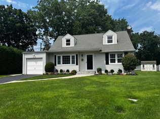 29 Hamilton Sq, Glen Head, NY 11545