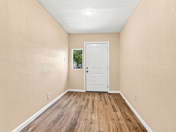 4th image of 702 Jonathan Ln