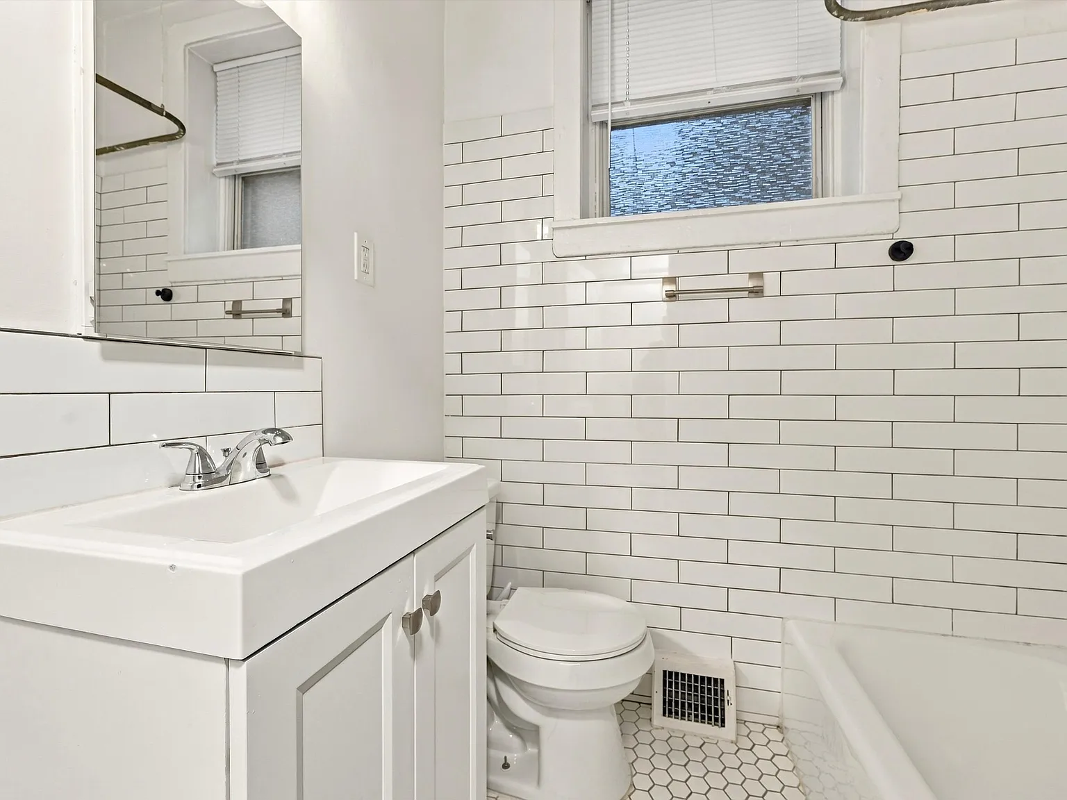 334-38 Lombard St Unit 113 — Photo 3