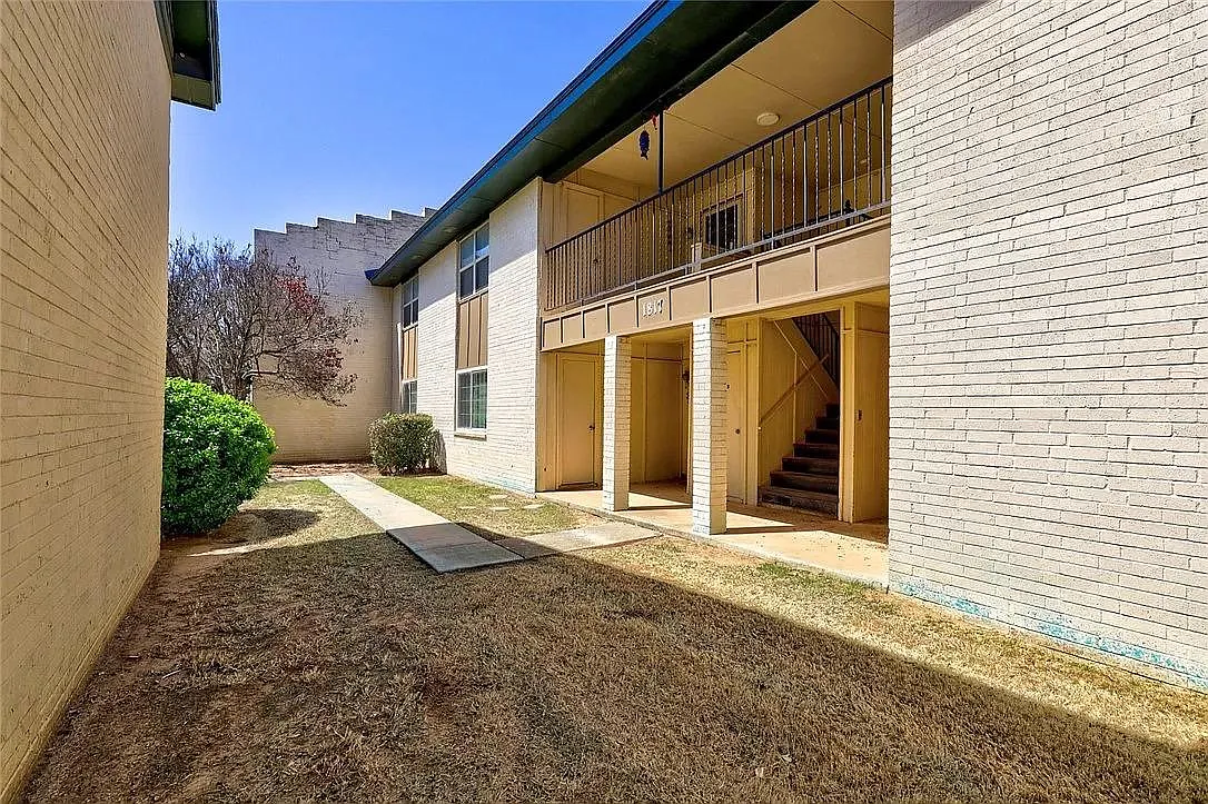 3 bed, 1153 sqft, $1,090 — Photo 2