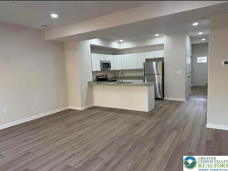 452 S Jordan St — Photo 6