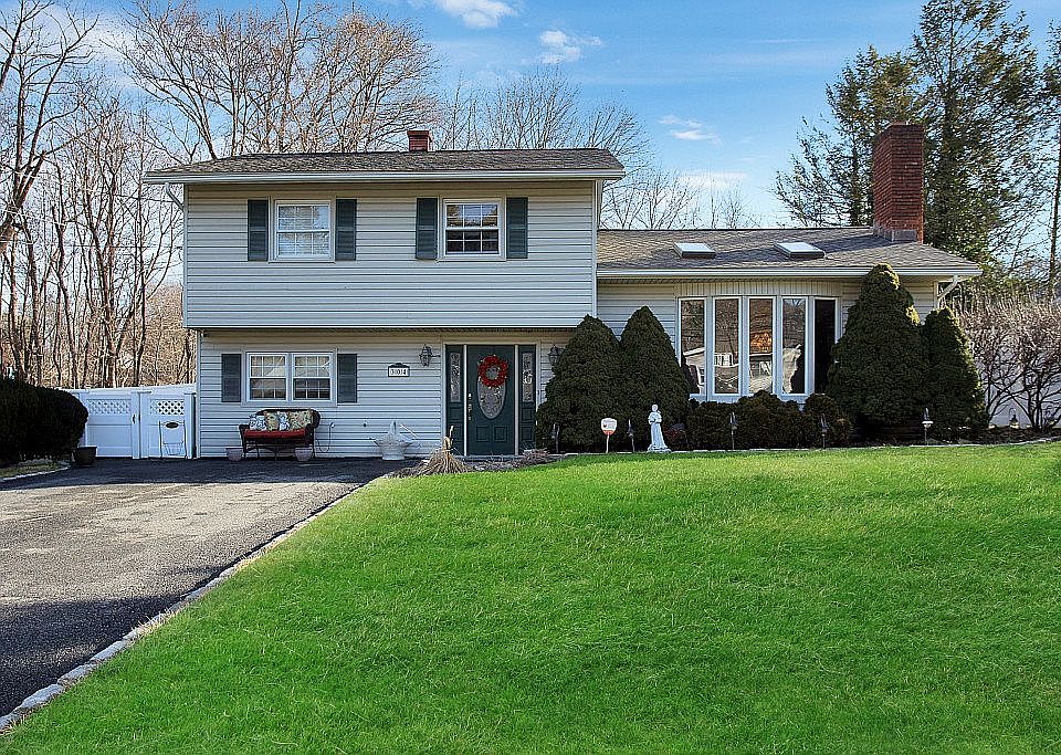 1st image of 304 Tuxedo Pl