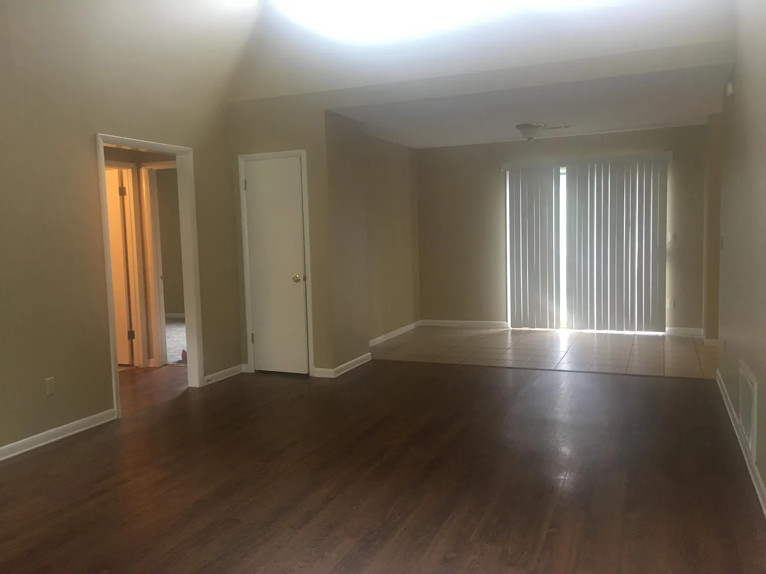 834 N Lola Ln — Photo 2