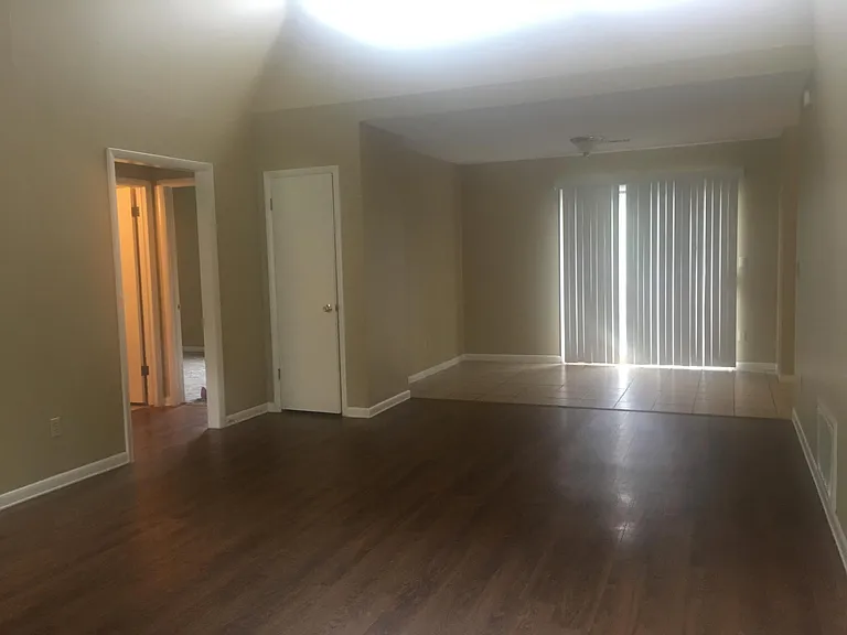 834 N Lola Ln — Photo 2