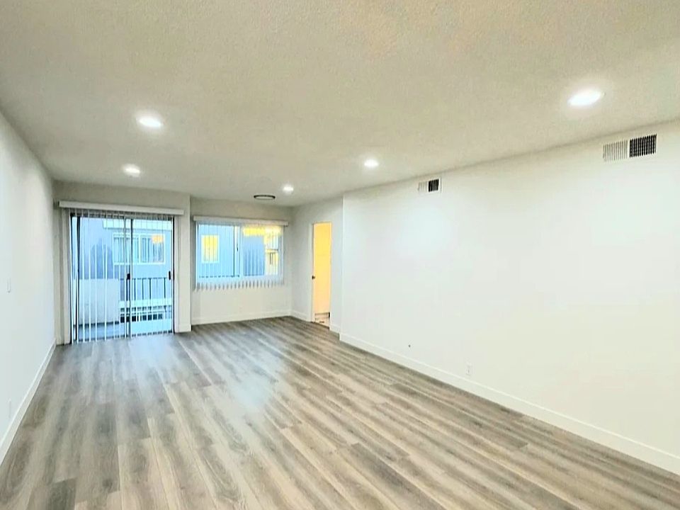 1st image of 144 S Doheny Dr #1136