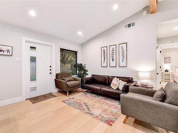 4th image of 2102 Kenwood Ave #A