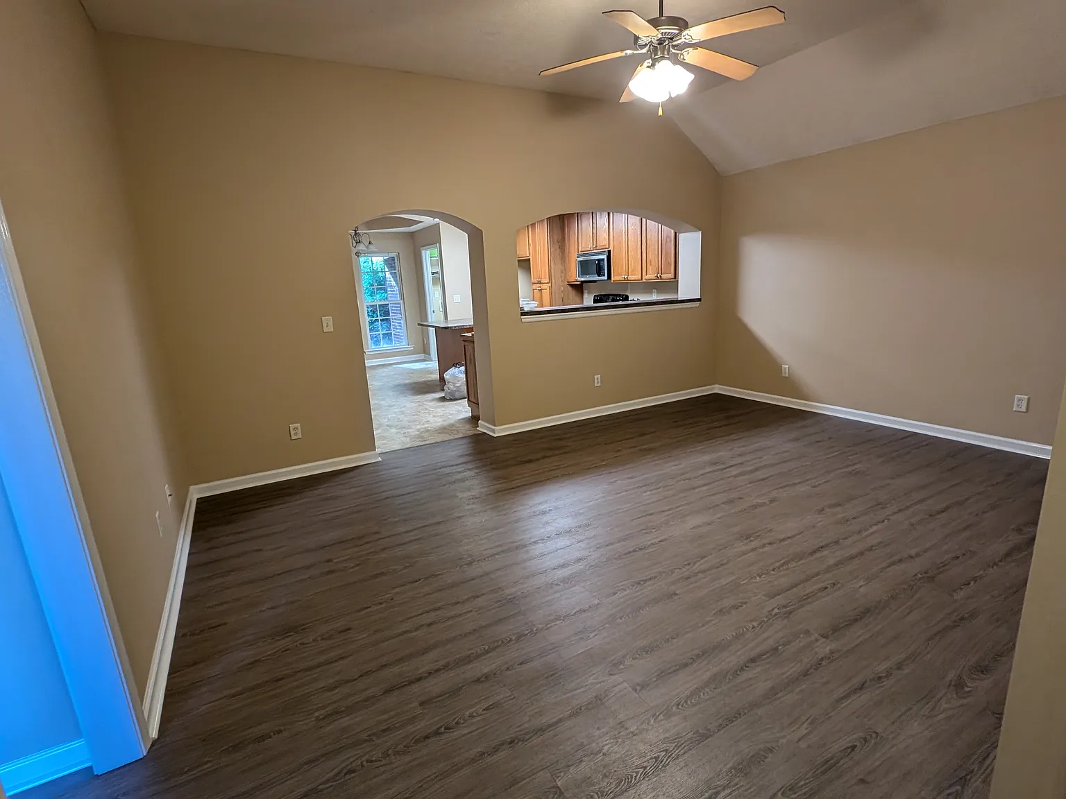 3 bed, 1327 sqft, $1,400 — Photo 2