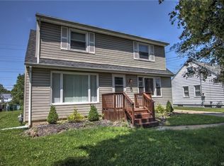 39 Iroquois Dr, Orchard Park, NY 14127