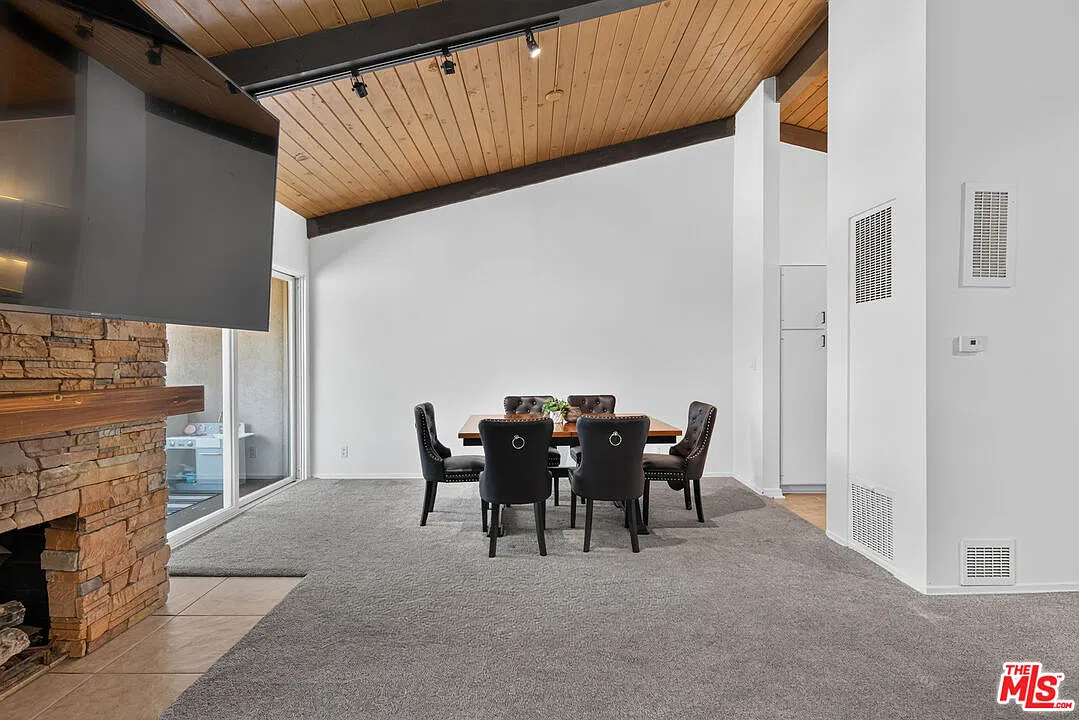 2 bed, 2.0 bath, 1347 sqft, $3,700 — Photo 4