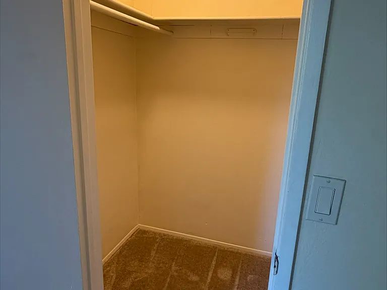 College Ave Apts. — Photo 31