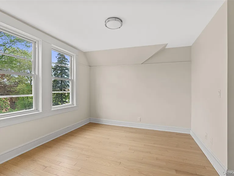102 Broadway — Photo 10