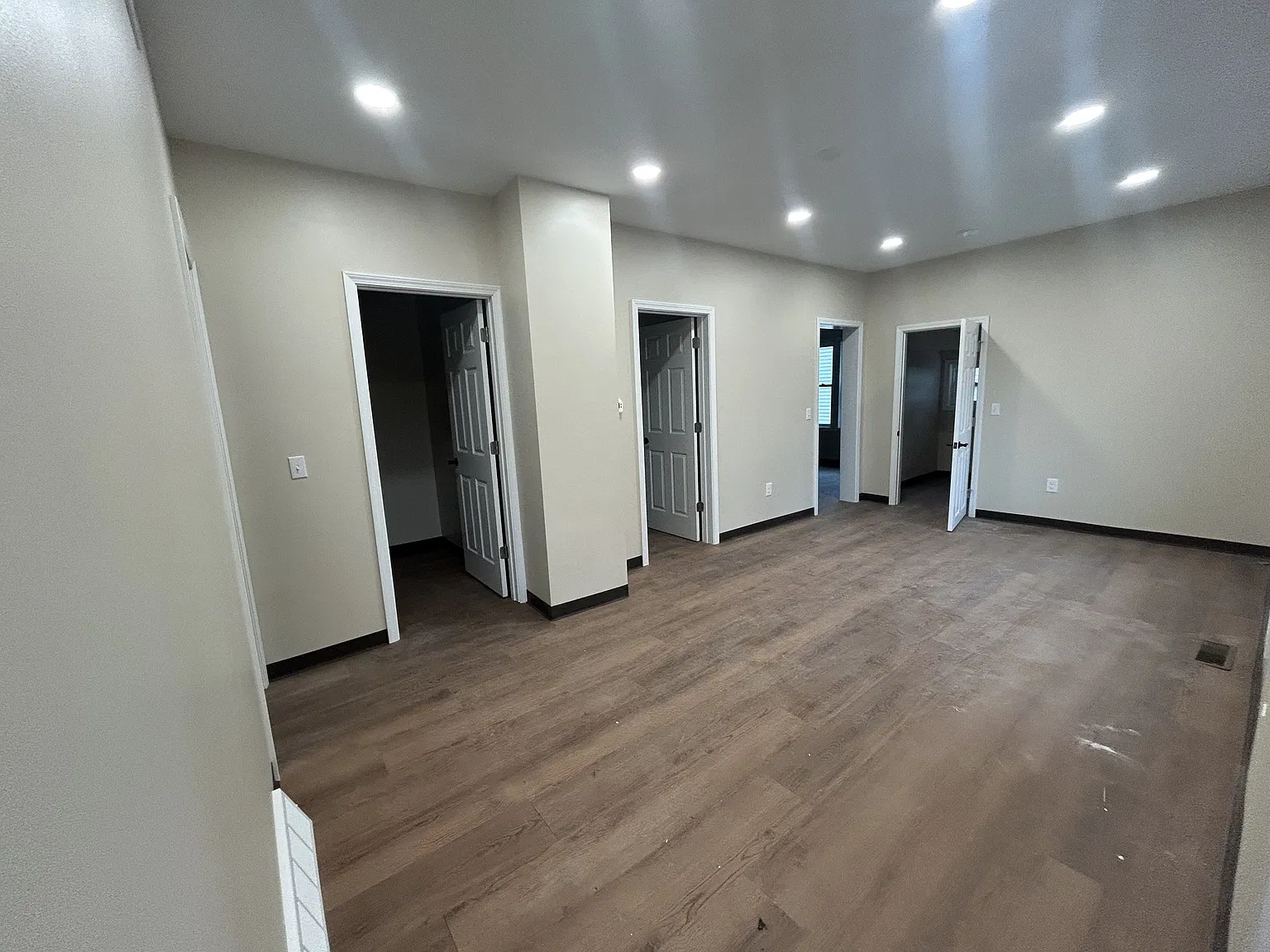 702 Raspberry Street - 2 — Photo 3