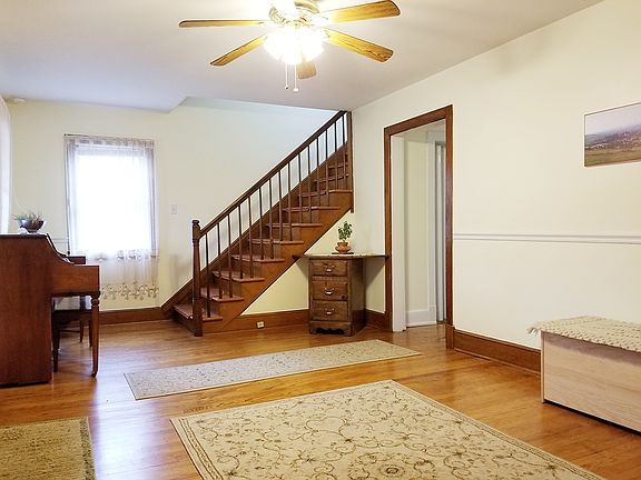 3rd image of 1051 Woodland Ave