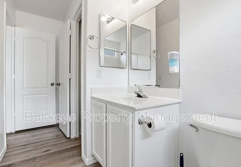 310 E Payton St — Photo 16