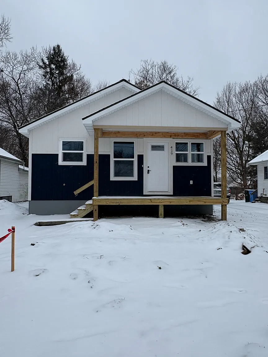 1735 Lyons Ave photo 1