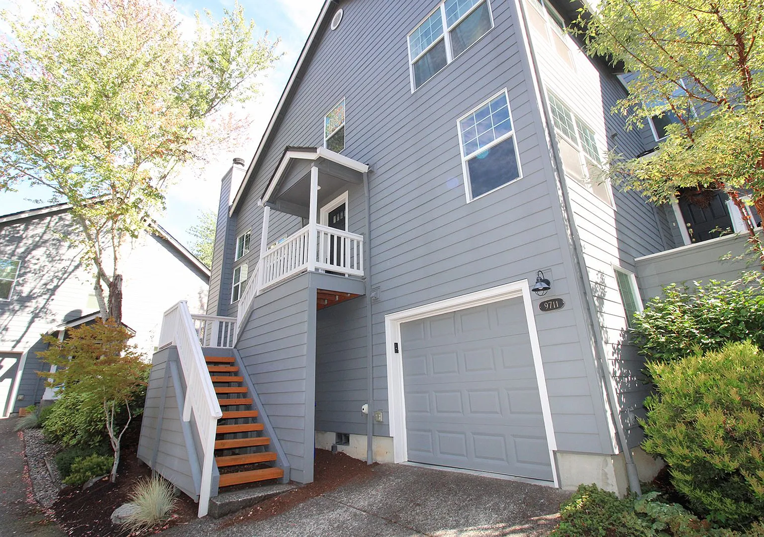 Contemporary 2 Bed/2 Bath NW Portland Heights Home — Photo 2