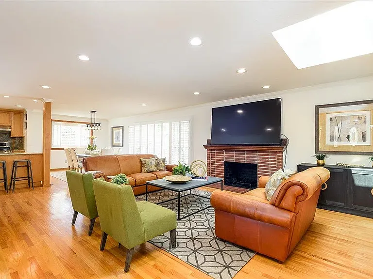 1027 Edmonds Ct — Photo 3
