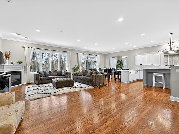 5th image of 127 Rose Dr