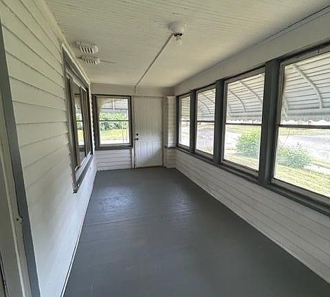 3rd image of 828 Everett Dr