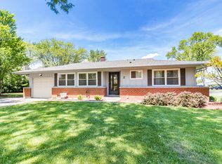 2 Woodcrest Ln, Elk Grove Village, IL 60007