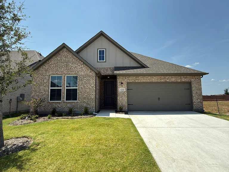 1232 Redcoat Dr — Photo 1