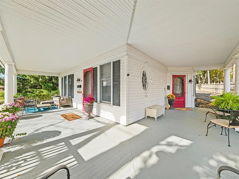 86 West St — Photo 2