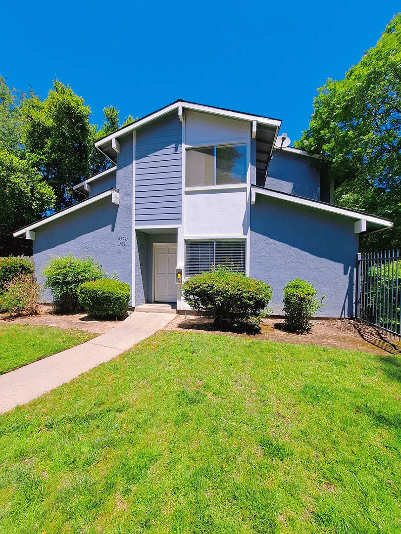 Move-in Special: Half Off the 1st Month's Rent Comfortable 2 Story Condo By Fresno State! — Photo 1