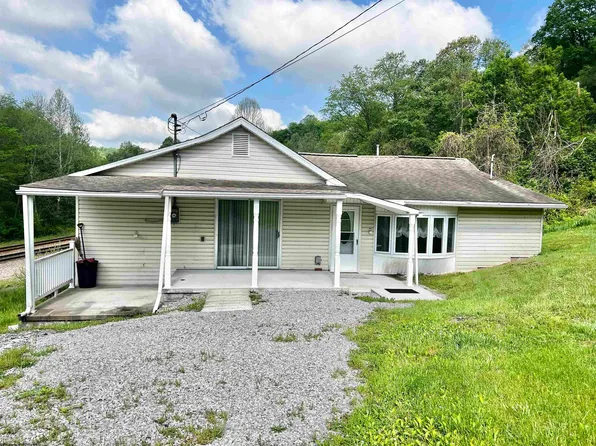 205 Market St, Newburg, WV 26410