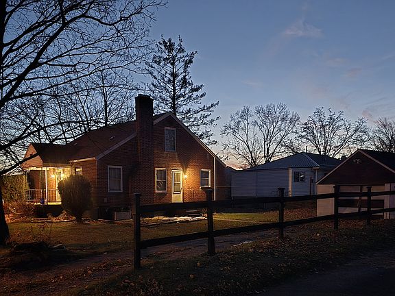 Side view with driveway